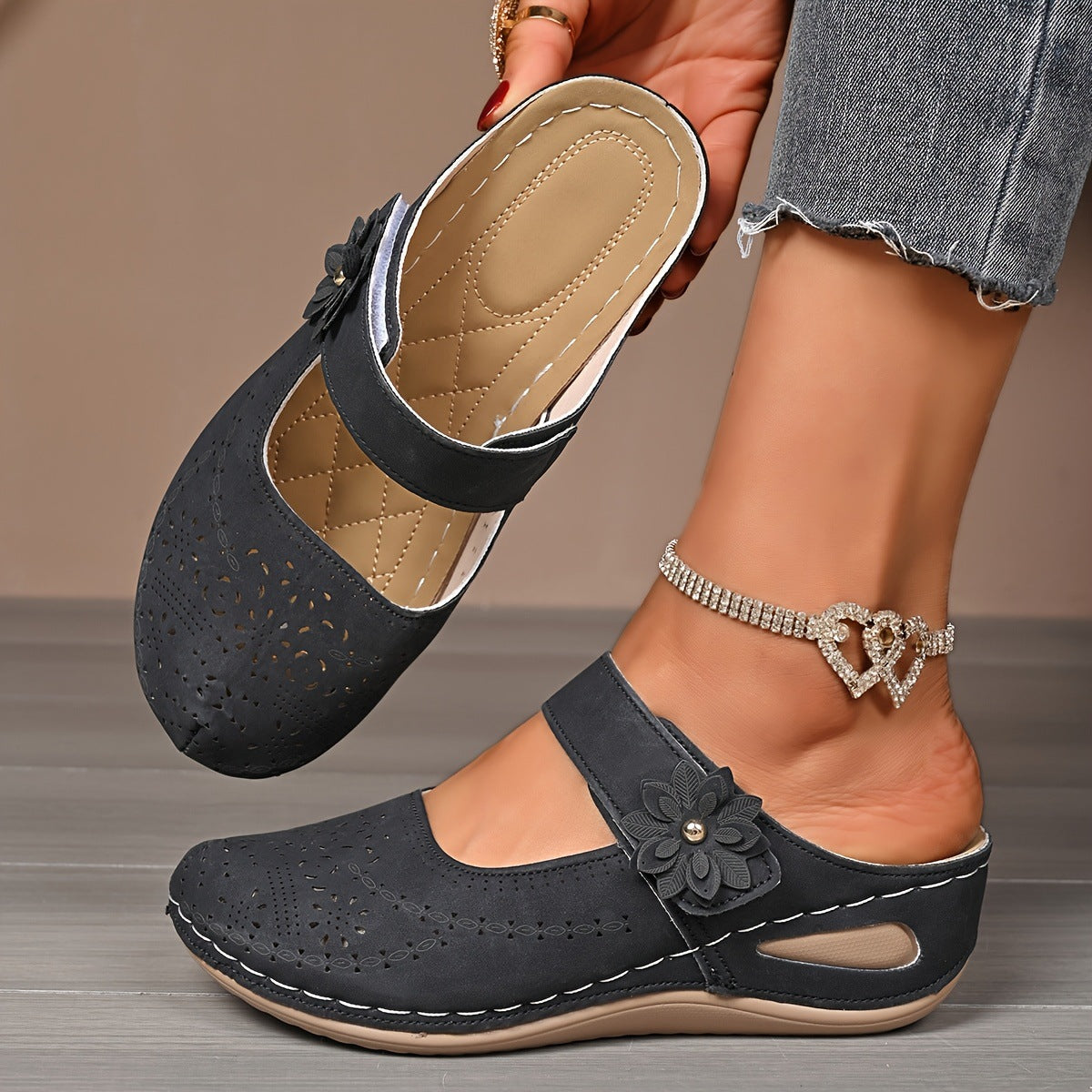 👡 Κομψά καλοκαιρινά τσόκαρα με κοπές λέιζερ και τρισδιάστατα λουλούδια – Μαλακό δέρμα, ελαφριά πλατφόρμα αντικραδασμικής προστασίας, 6 χρώματα, μεγάλα μεγέθη 36-43! 🌸☀️