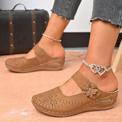 👡 Κομψά καλοκαιρινά τσόκαρα με κοπές λέιζερ και τρισδιάστατα λουλούδια – Μαλακό δέρμα, ελαφριά πλατφόρμα αντικραδασμικής προστασίας, 6 χρώματα, μεγάλα μεγέθη 36-43! 🌸☀️